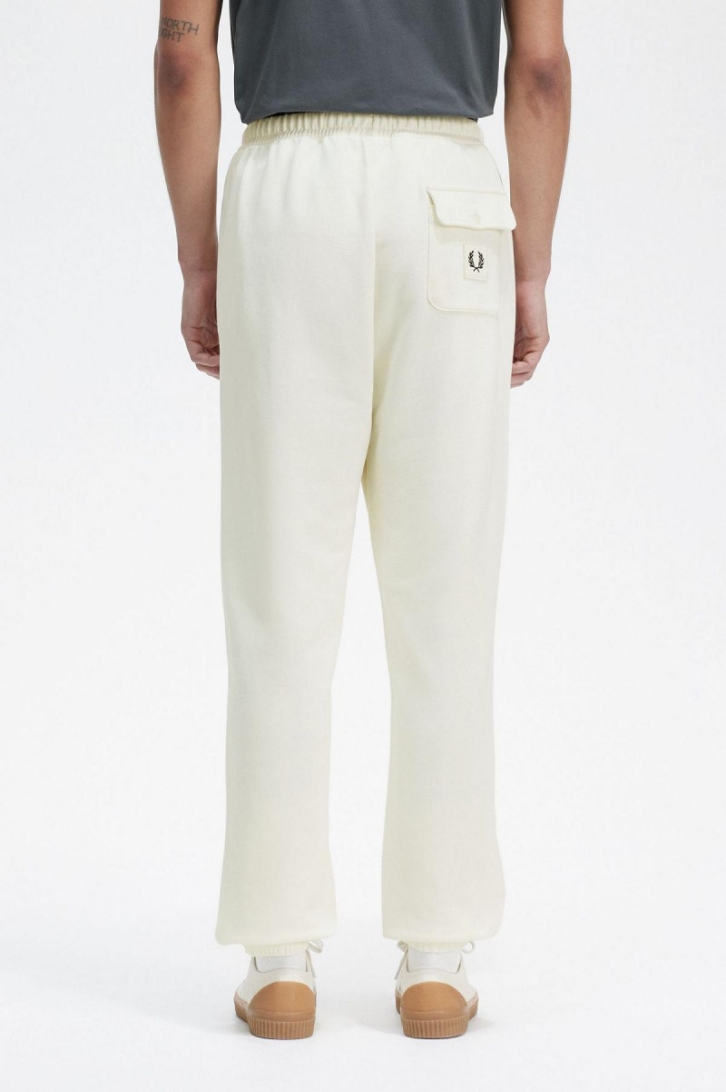 Pantalones Fred Perry Badge Detail Pista Pants Hombre Ecru | XMXGW36797